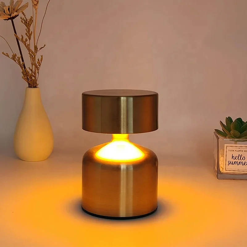 lampe de table décorative de couleur dorée