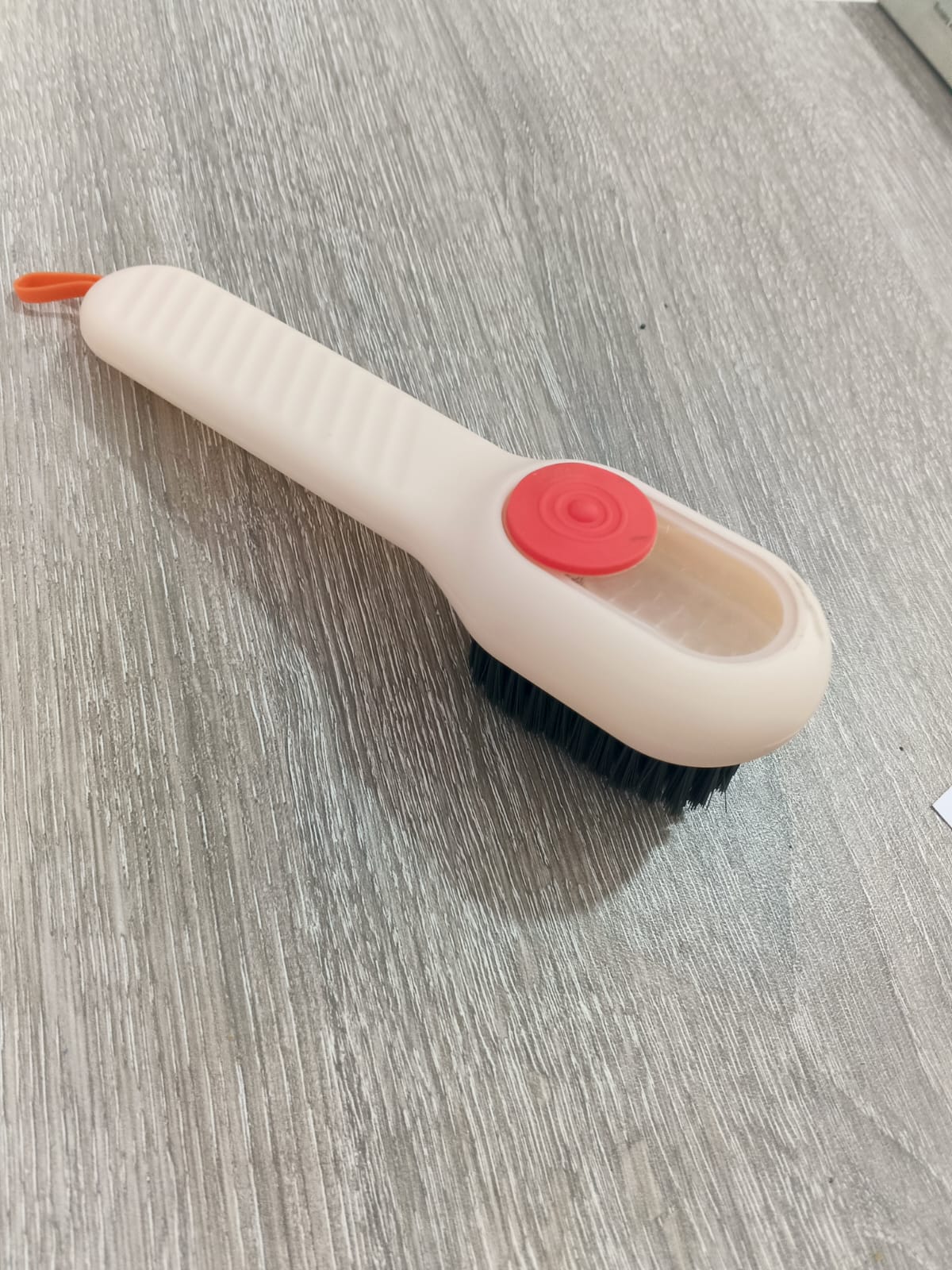La brosse de nettoyage multifonctionnelle à réservoir de liquide intégré